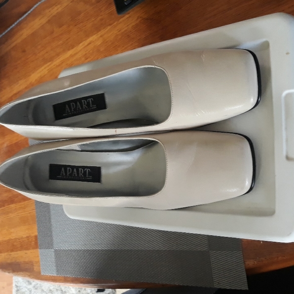 Cream Heels sz 8.5 - Picture 2 of 15